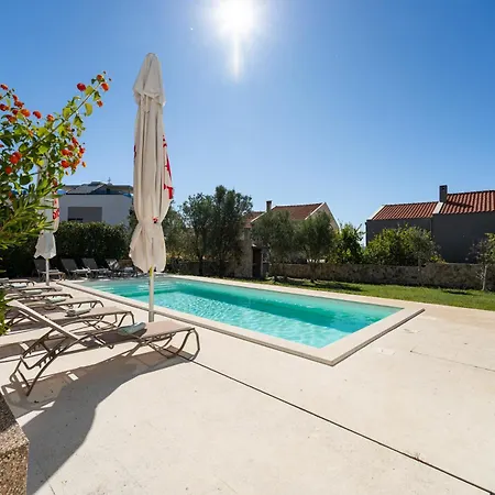 Villa Paradise In With 6 Bedrooms, Pool And Gaming Zadar