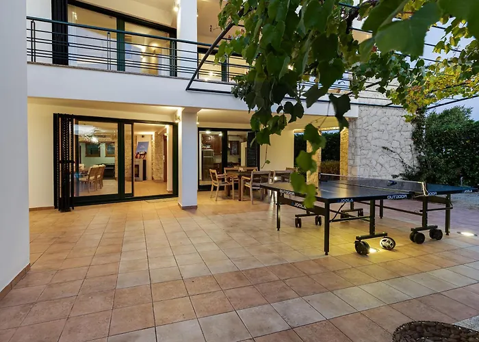 Paradise In With 6 Bedrooms, Pool And Gaming Vila *