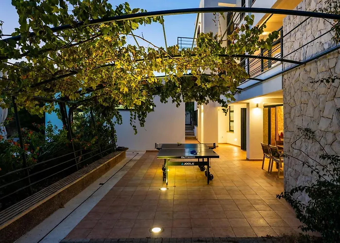 Paradise In With 6 Bedrooms, Pool And Gaming Vila *
