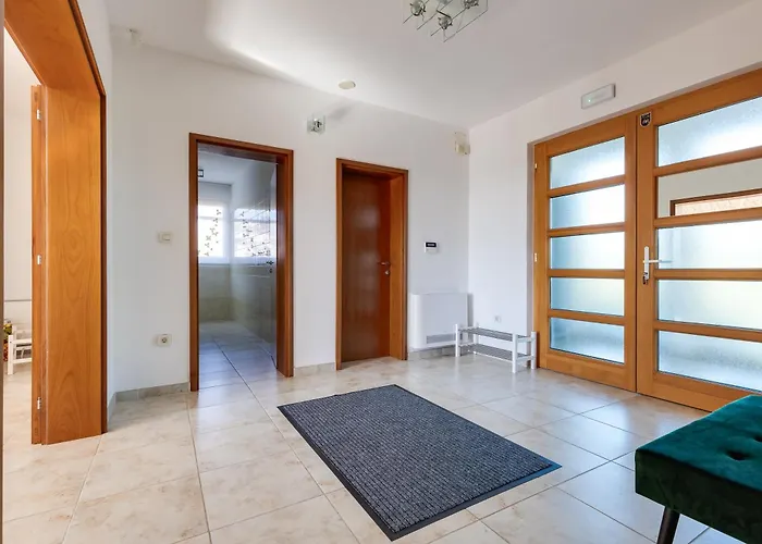 Paradise In With 6 Bedrooms, Pool And Gaming Vila Zadar