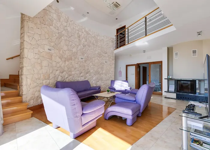 Paradise In With 6 Bedrooms, Pool And Gaming 자다르