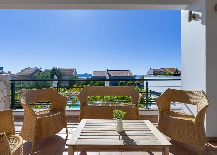 Paradise In With 6 Bedrooms, Pool And Gaming Vila