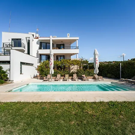 Paradise In With 6 Bedrooms, Pool And Gaming Villa