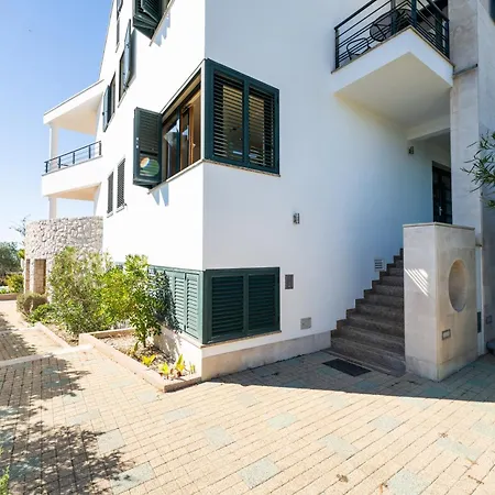Paradise In With 6 Bedrooms, Pool And Gaming Villa Zára