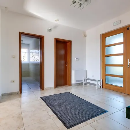 Paradise In With 6 Bedrooms, Pool And Gaming Villa Zára