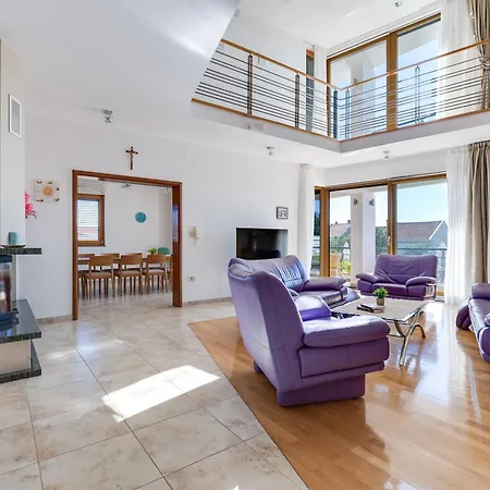 Villa Paradise In With 6 Bedrooms, Pool And Gaming Zára