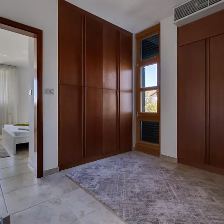 Paradise In With 6 Bedrooms, Pool And Gaming Villa *