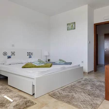 Βίλα Paradise In With 6 Bedrooms, Pool And Gaming Ζαντάρ