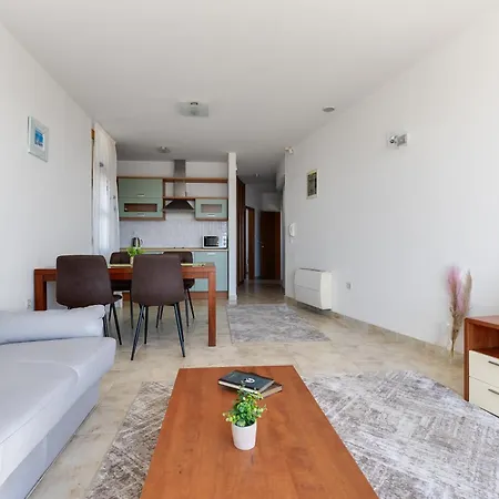 Βίλα Paradise In With 6 Bedrooms, Pool And Gaming Ζαντάρ