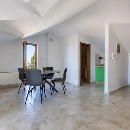 Paradise In With 6 Bedrooms, Pool And Gaming Villa *