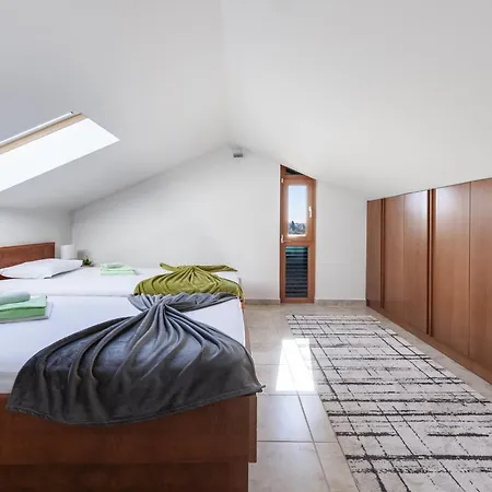 Paradise In With 6 Bedrooms, Pool And Gaming