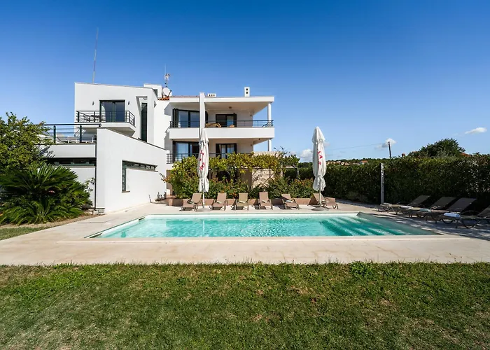Paradise In With 6 Bedrooms, Pool And Gaming Villa