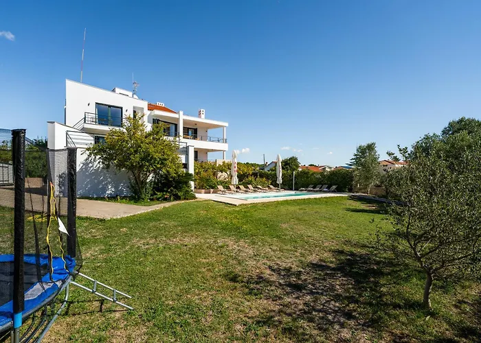 Βίλα Paradise In With 6 Bedrooms, Pool And Gaming