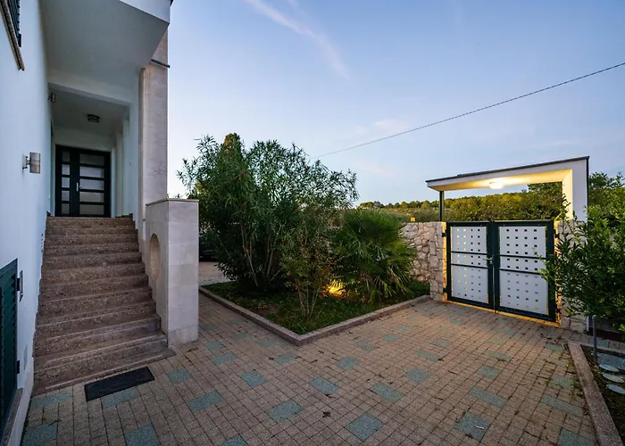 Villa Paradise In With 6 Bedrooms, Pool And Gaming *