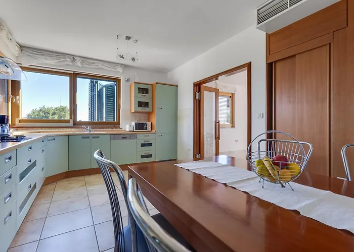 Paradise In With 6 Bedrooms, Pool And Gaming