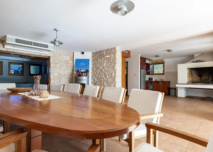 Paradise In With 6 Bedrooms, Pool And Gaming Villa *