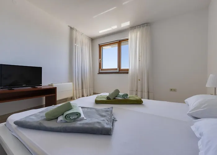 Paradise In With 6 Bedrooms, Pool And Gaming