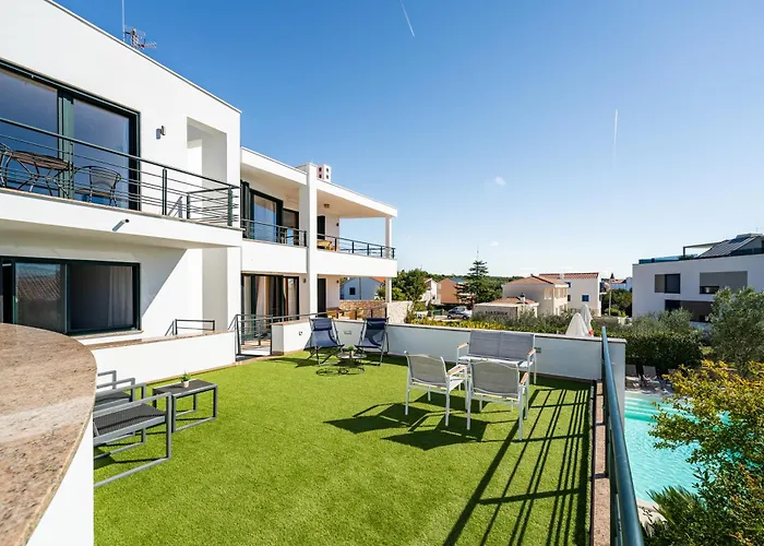 Paradise In With 6 Bedrooms, Pool And Gaming Villa