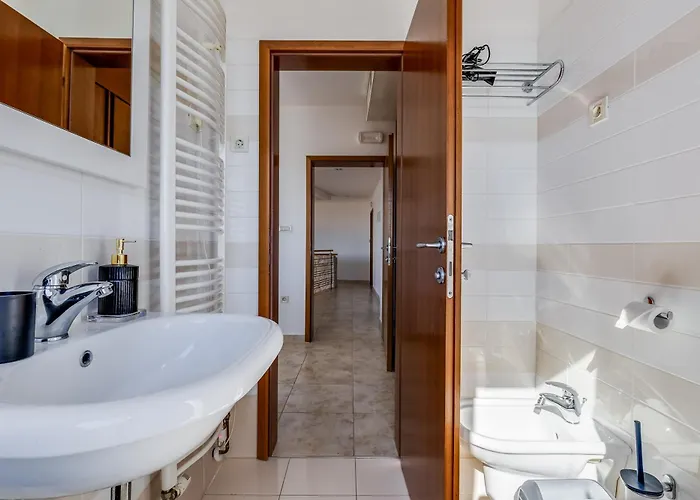 Paradise In With 6 Bedrooms, Pool And Gaming Villa *