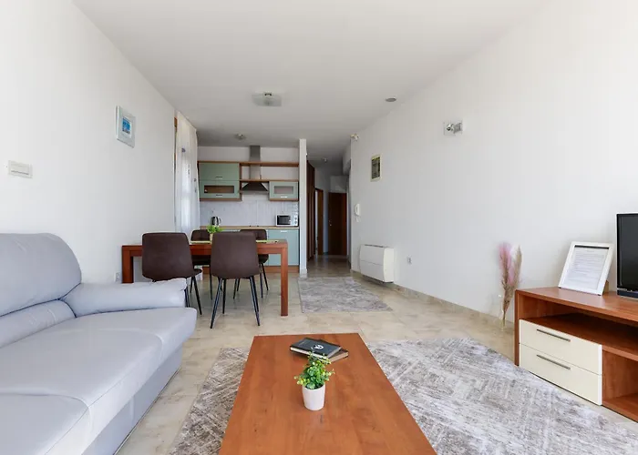 Βίλα Paradise In With 6 Bedrooms, Pool And Gaming Ζαντάρ