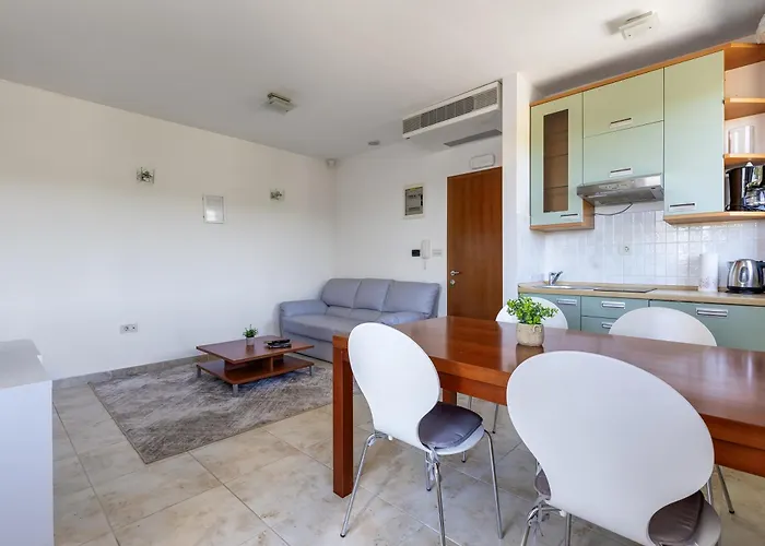 Paradise In With 6 Bedrooms, Pool And Gaming *