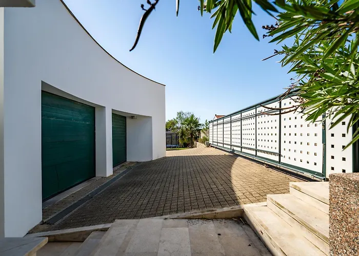 Βίλα Paradise In With 6 Bedrooms, Pool And Gaming Ζαντάρ