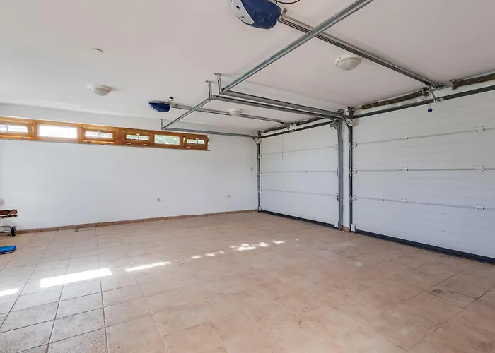 Βίλα Paradise In With 6 Bedrooms, Pool And Gaming Ζαντάρ